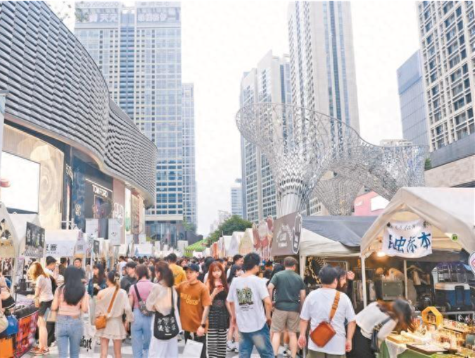 美食门店排起长龙 创意市集人潮涌动 “五一”深圳各大商圈热力十足