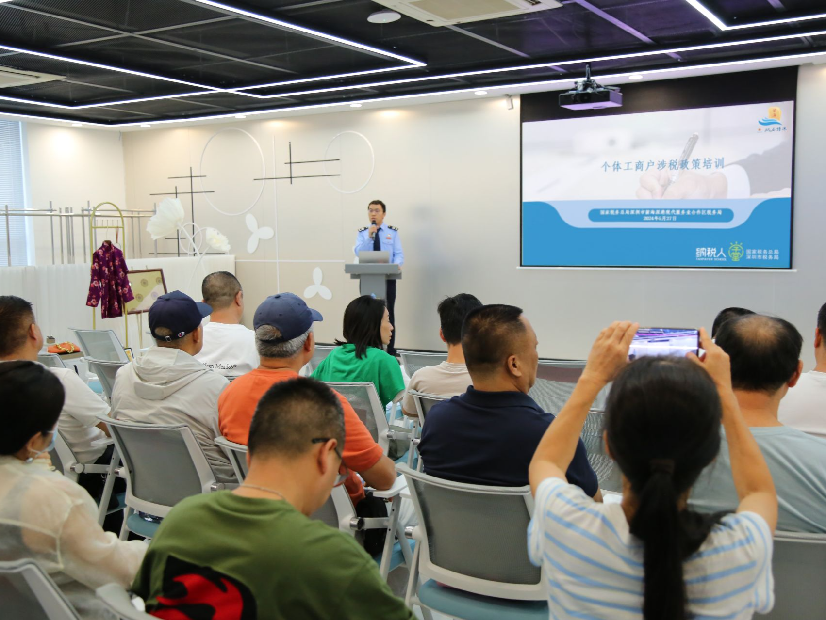 前海税务局揭牌并启用荔秀服装专业市场税费宣传辅导基地
