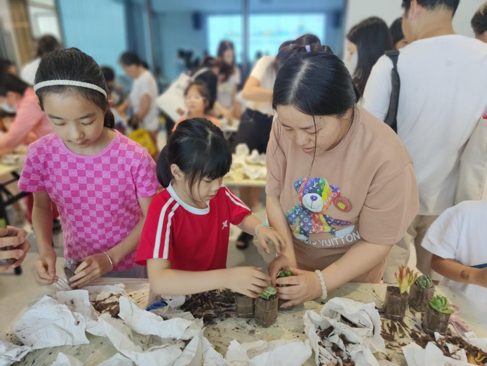 这个“六一”怎么过？我在罗湖区新时代文明实践中心栽绿植！