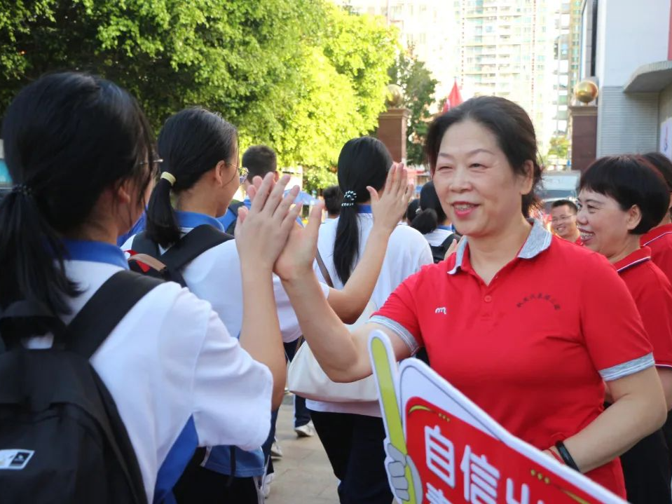深圳市中考首日顺利开考