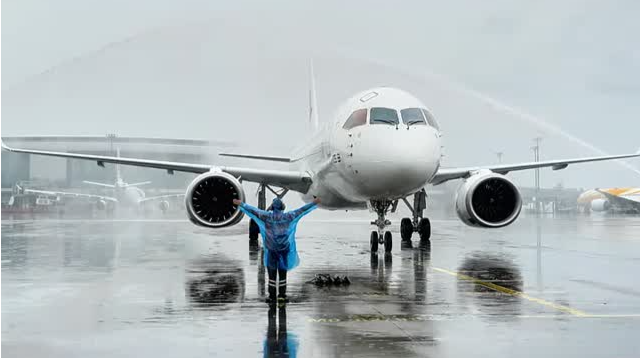 “水门”迎接！C919落地广州，“上新”第四条商业定期航线