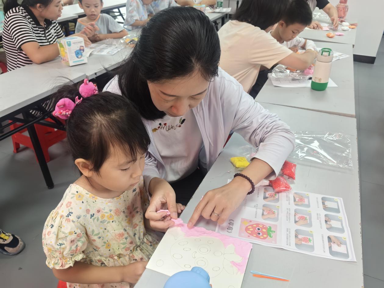 南山区西丽街道阳光社区开展亲子情绪减压活动