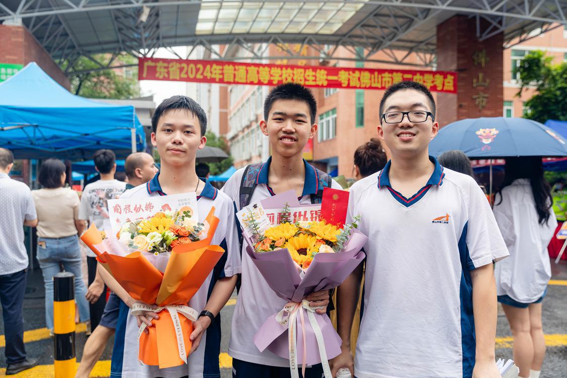 多图直击高考｜祝福横幅、拥抱……亲友团纷纷前来迎接考生