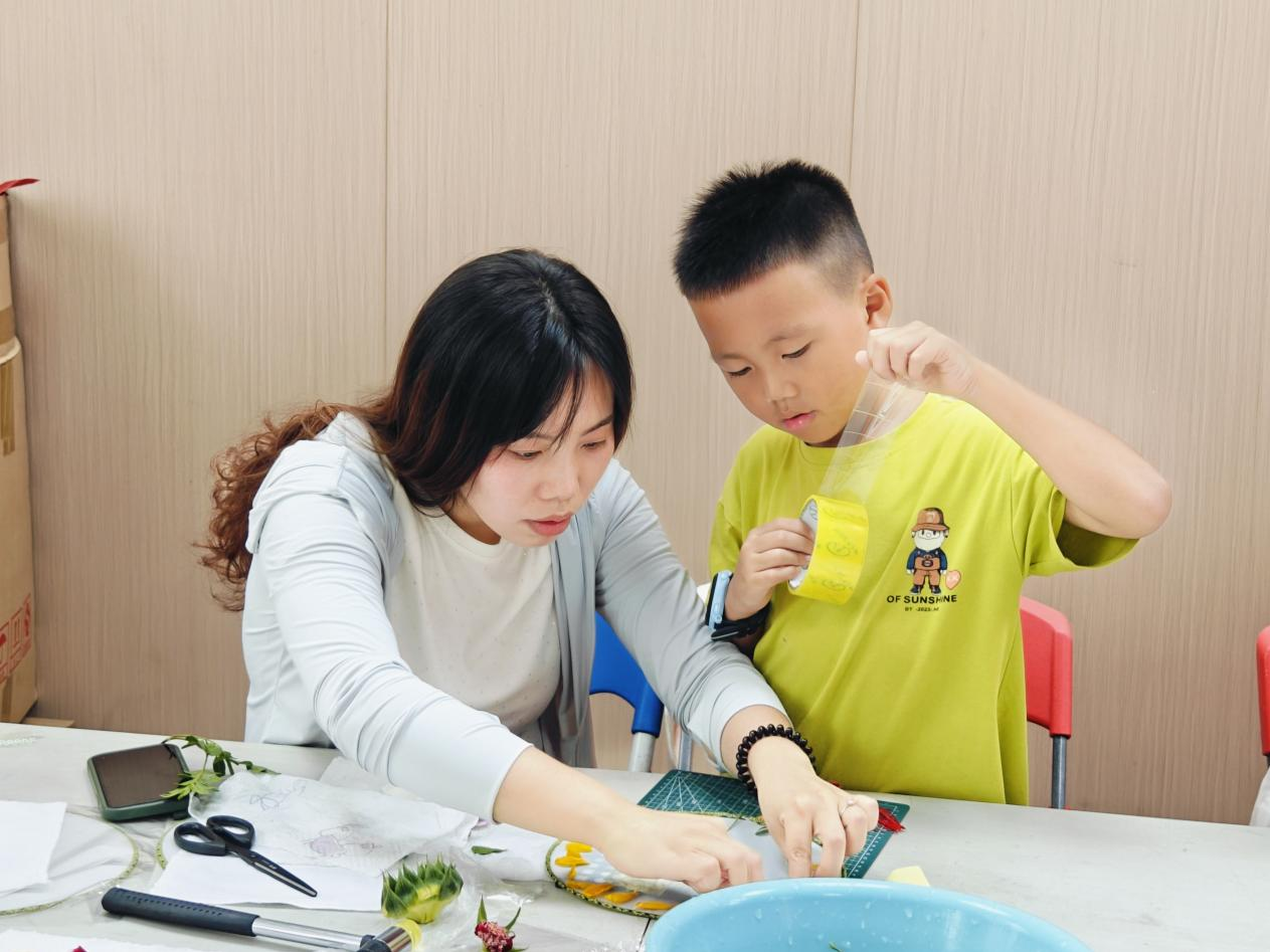 南山区麻磡社区开展植物拓染亲子活动