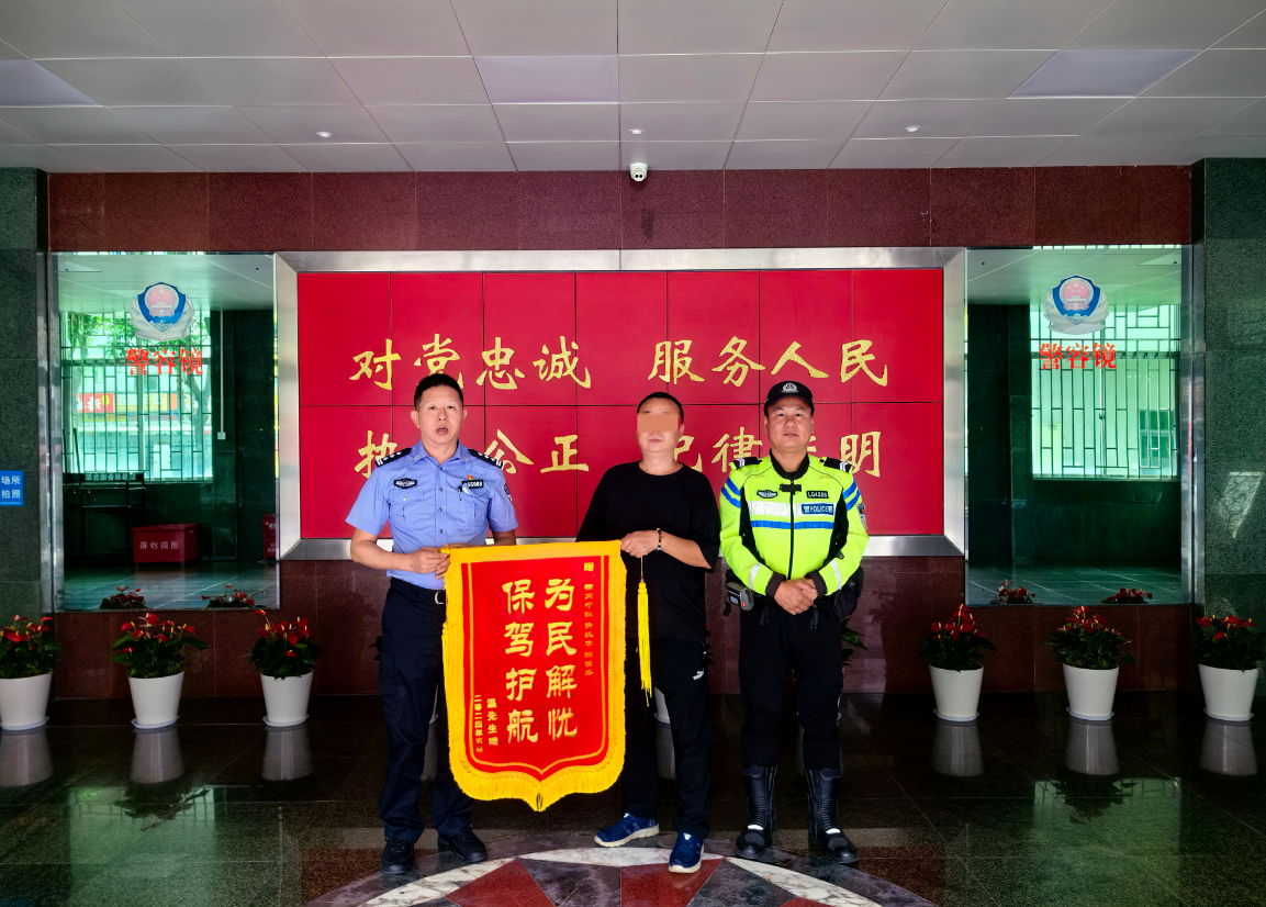 龙岗铁骑紧急护送一名突发病情患者送医