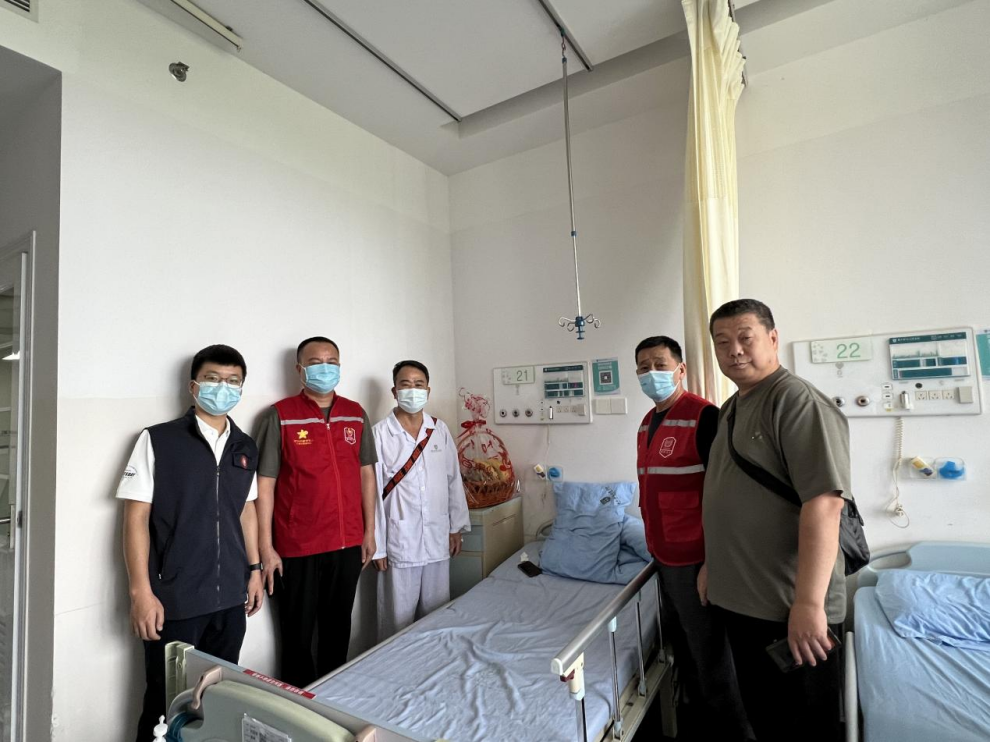 南山区沙河街道组织探望患病优抚对象