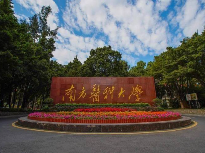 医学老师因救人，上课迟到被罚？校方最新回应
