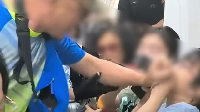 地铁上一老人强势要求女子让座 警方通报：已拘留
