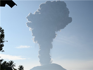 印尼伊布火山发生喷发 火山灰柱达7公里