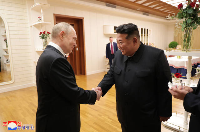 6月19日，朝鲜劳动党总书记、国务委员长金正恩（前右）与俄罗斯总统普京抵达平壤锦绣山迎宾馆并进行交谈。新华社/朝中社