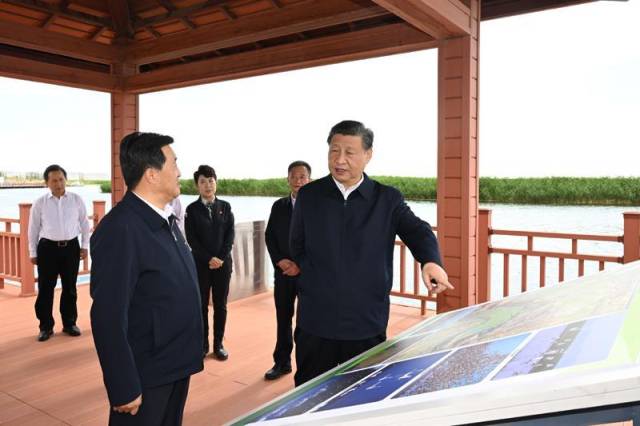 2023年6月5日，习近平总书记在乌梁素海考察。