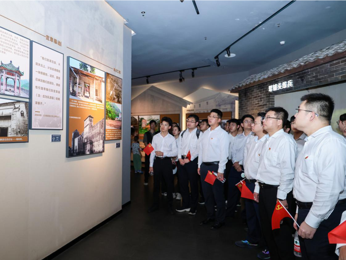 中建二局装饰公司深圳分公司开展七一主题党日活动