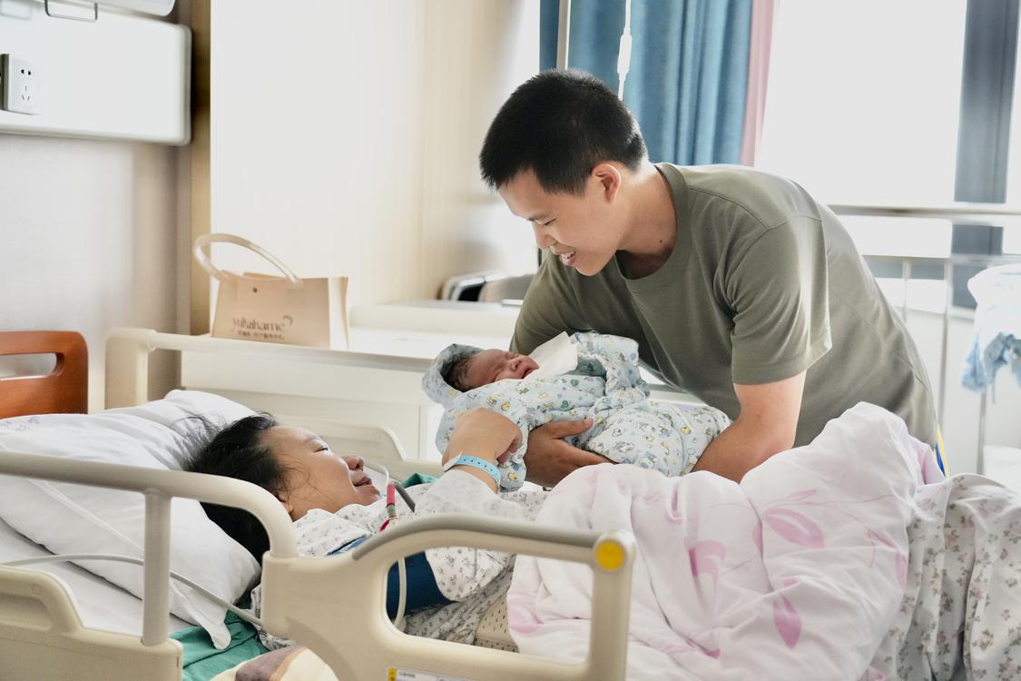 “希望把他培养成下一代军人”！父亲节晋升“奶爸”真幸福