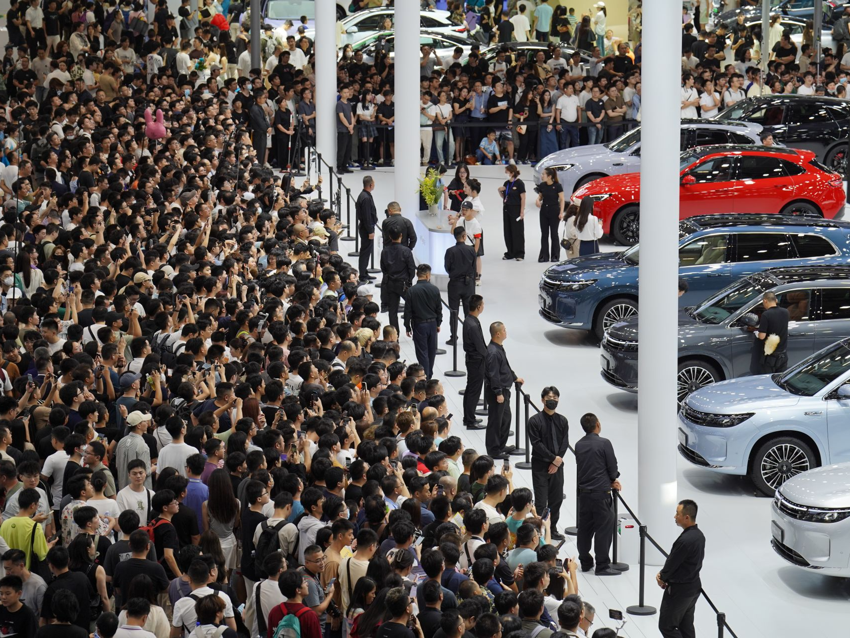 新车“上天入海”、大咖同台“互呛”...... @车迷们，这场热闹必须得凑！