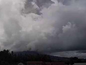 印尼伊布火山喷发，火山灰柱达7000米