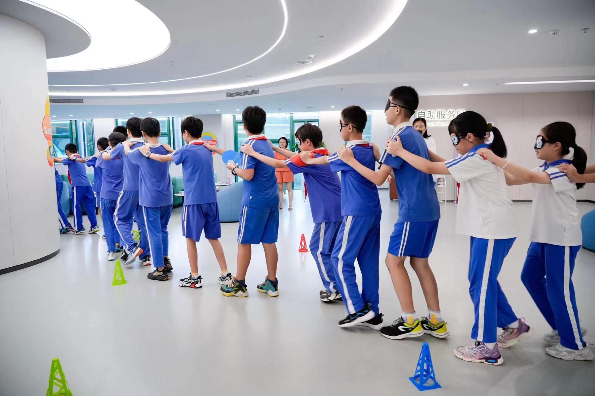 普瑞“爱眼日”宣传周：“看不见”是一种什么体验？ 