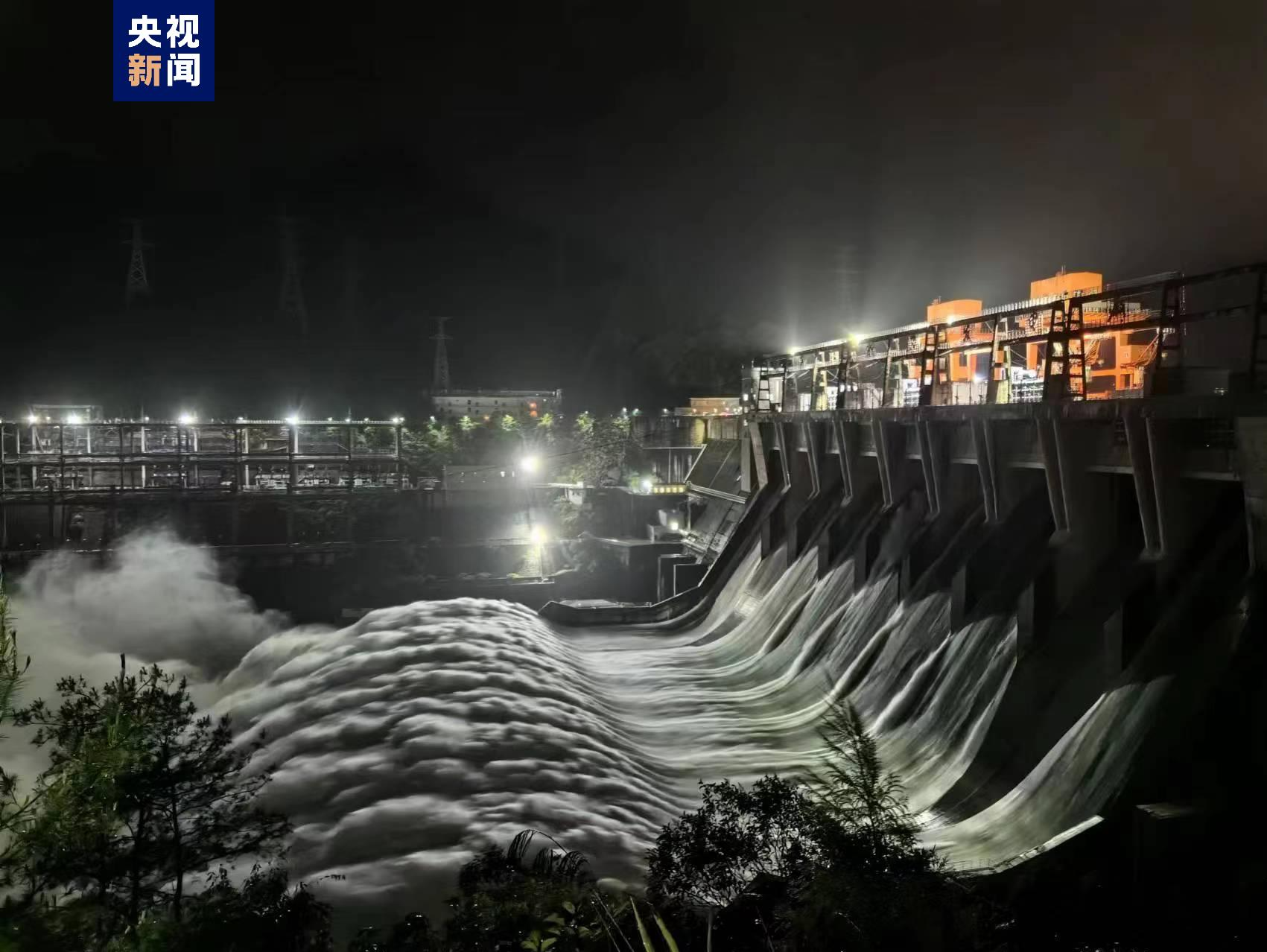 浙江新安江水库开启7孔泄洪
