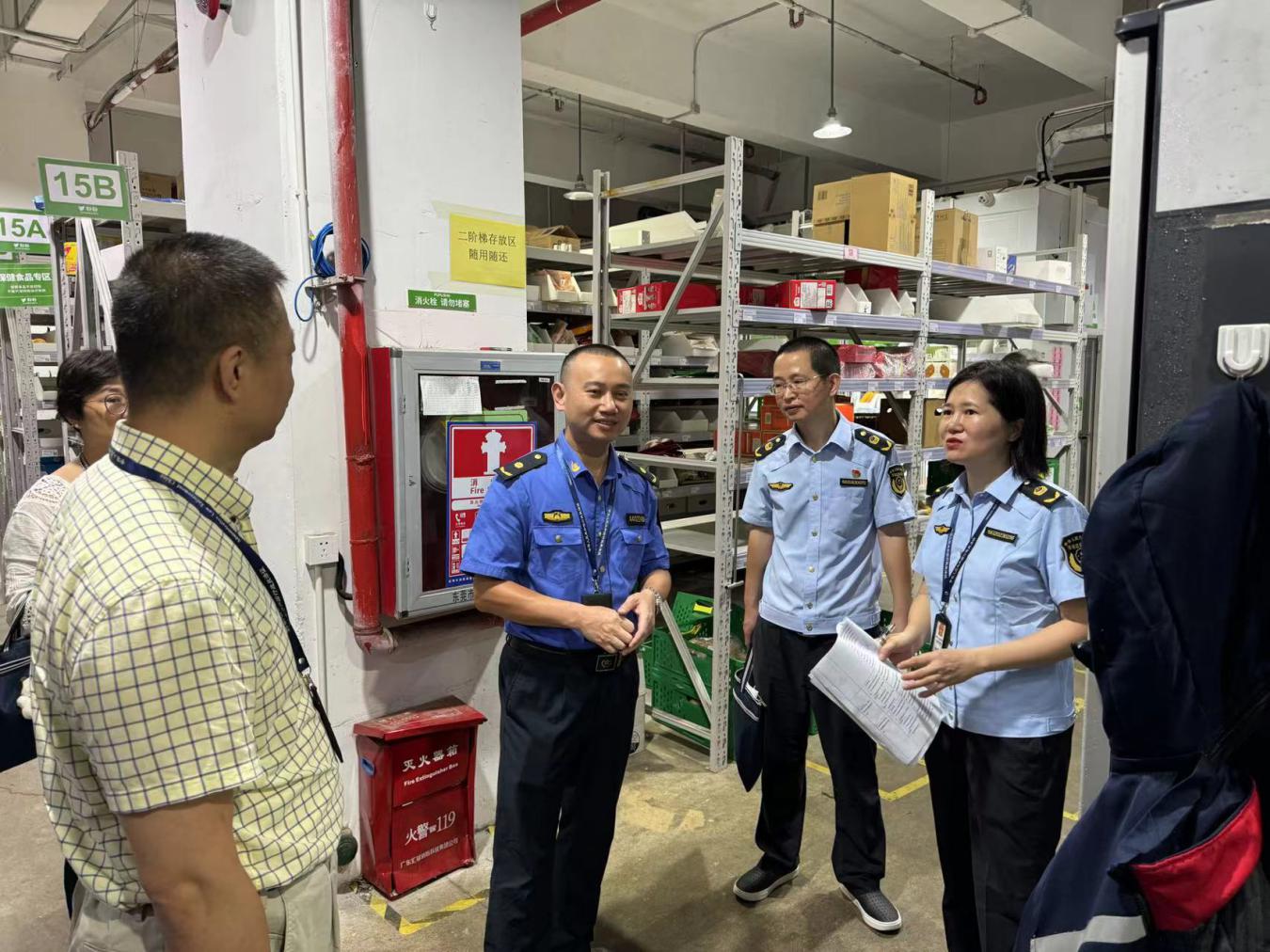 东晓街道开展即时零售前置仓“综合查一次”联合检查