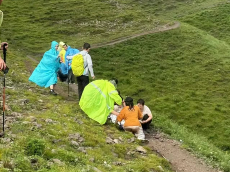 两驴友穿越网红草甸遭雷击，致1死1伤，当地曾发雷电预警