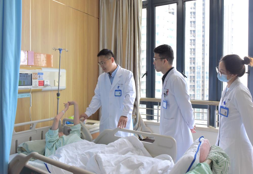 “U”型脊背女孩长高12厘米，中大八院完成重度脊柱畸形手术