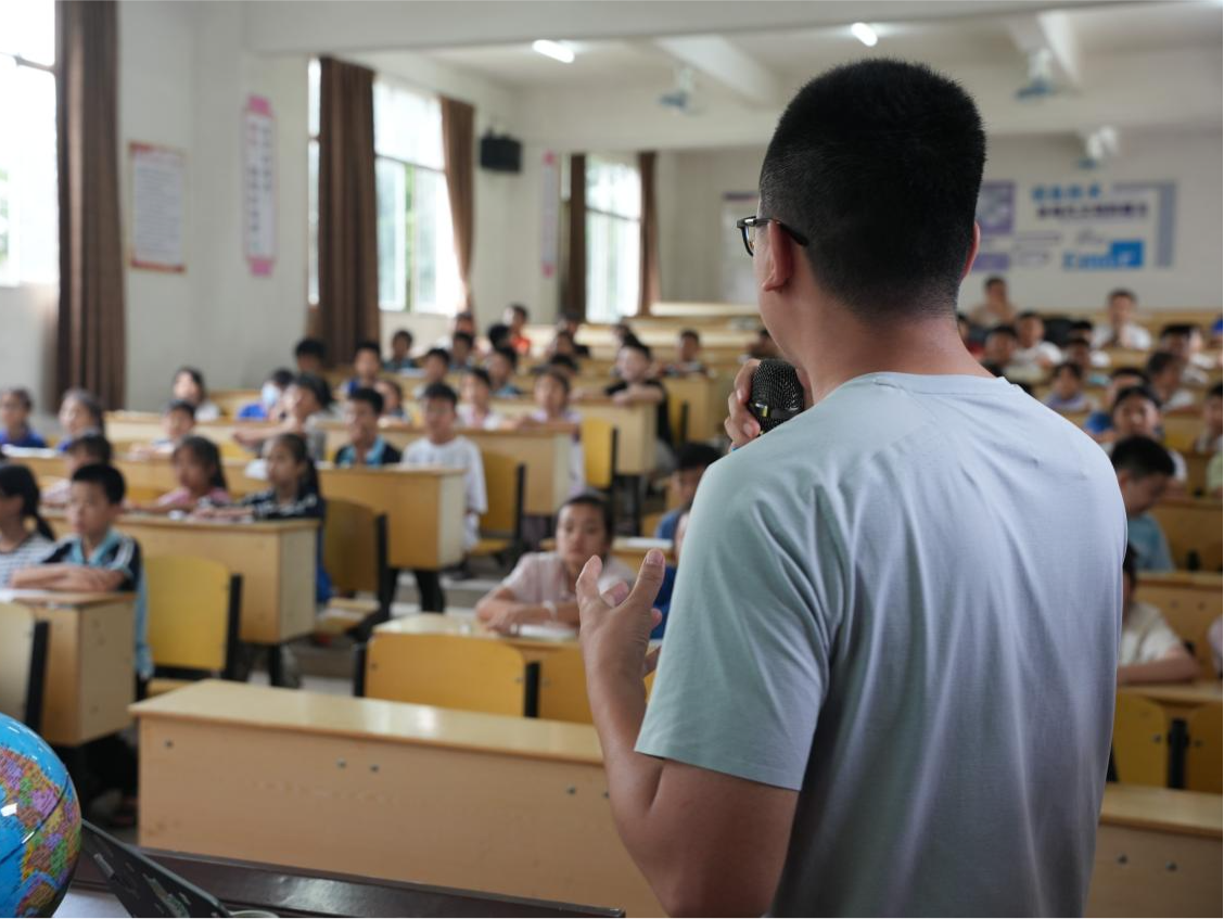 员工“下乡”传递书香，小赢科技十周年公益行走进乡村校园