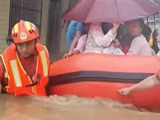 全力应对汛情 致敬风雨中的守护力量