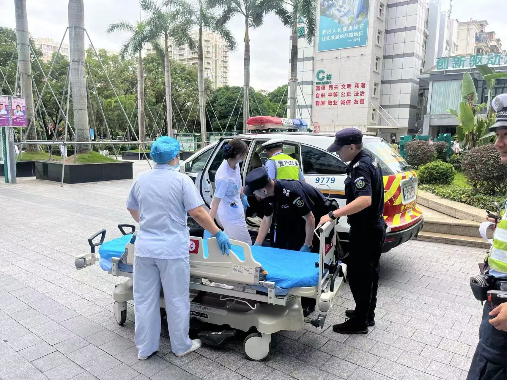 深圳一孕妇遇车祸迟迟未等来救护车，警车开道15分钟安全送达就医