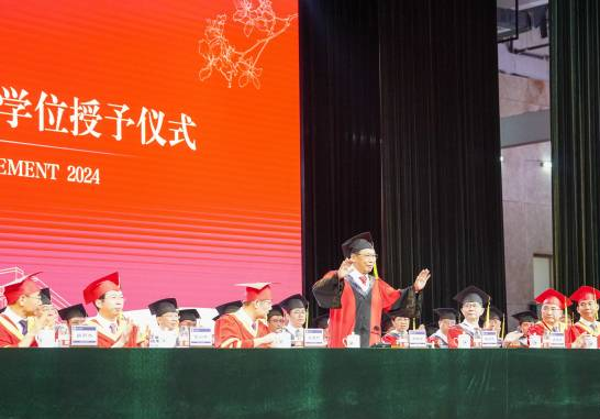 钟南山回应腿脚不便：患有痛风，没有大事，感谢关心