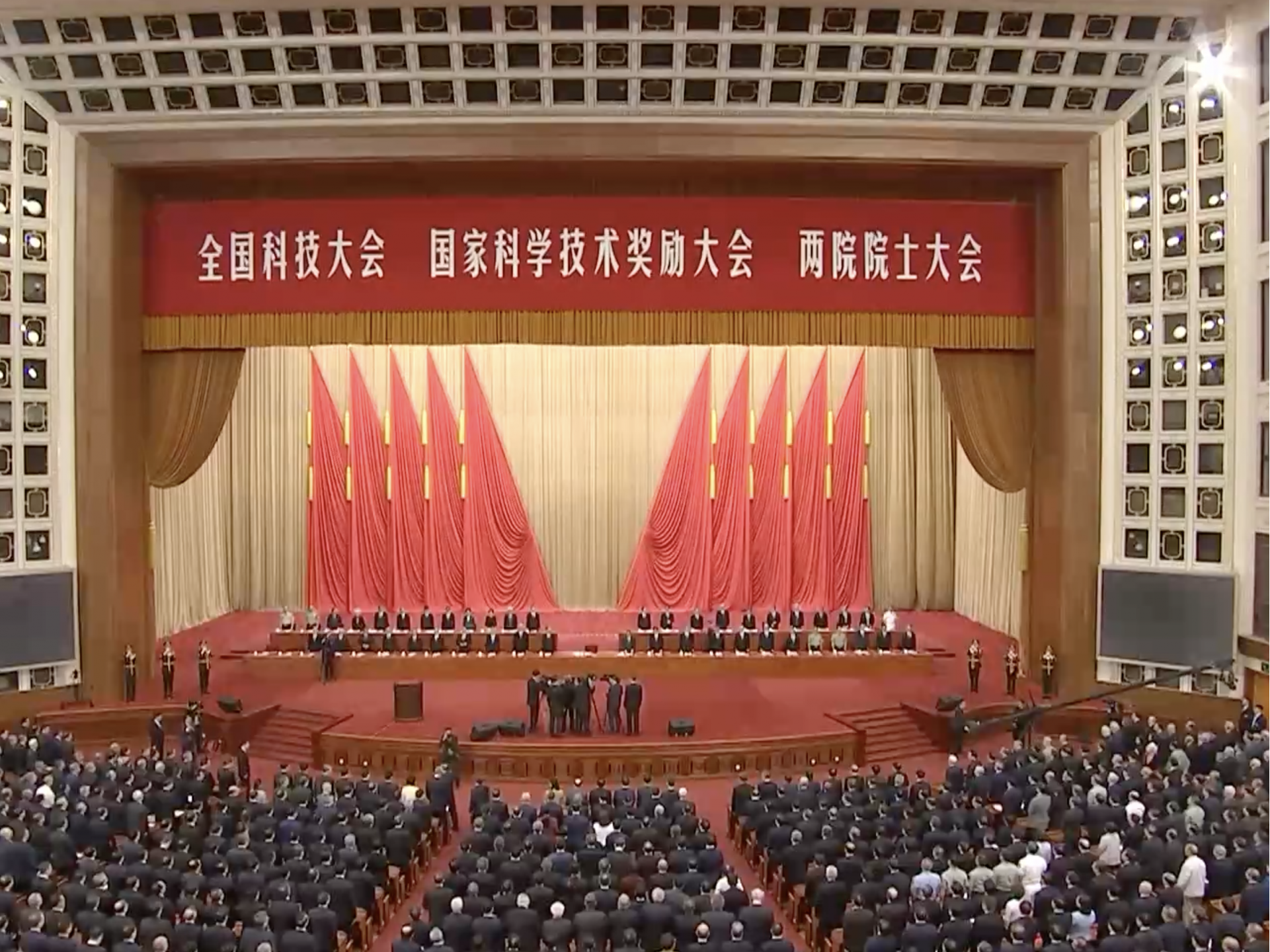 习近平向获得2023年度国家最高科学技术奖的科学家颁发奖章证书