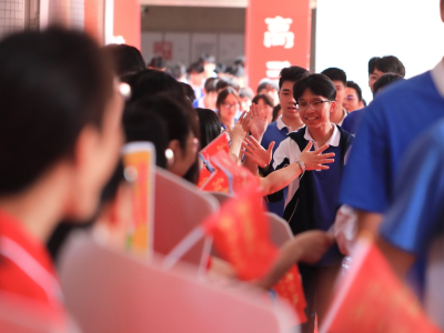 高考结束高三毕业生迎来假期，深圳交警给学子们送上安全出行锦囊