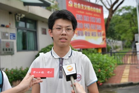 第一个走出中山一中考点的考生：回去给老师写感谢信｜2024高考加油