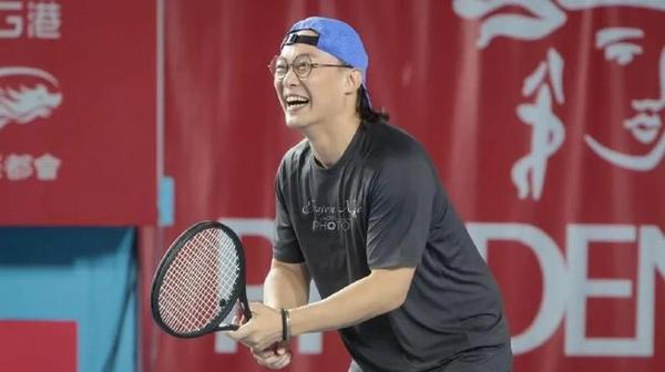 陈奕迅休克摔伤 ！下巴缝了30多针，伤口深至见骨