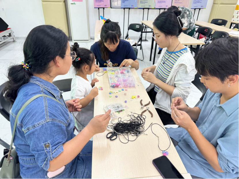 让文明新风深入童心 布吉街道举办“童趣串珠 文明相伴”六一活动
