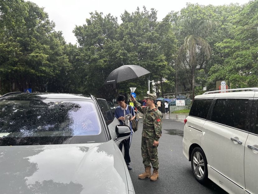 确保考生应考安全，宝安民兵护航高考