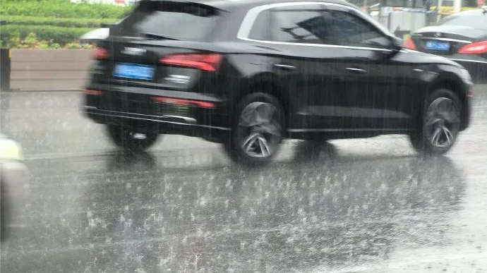 河南终于下雨了！郑州现7级雷暴大风+冰雹 