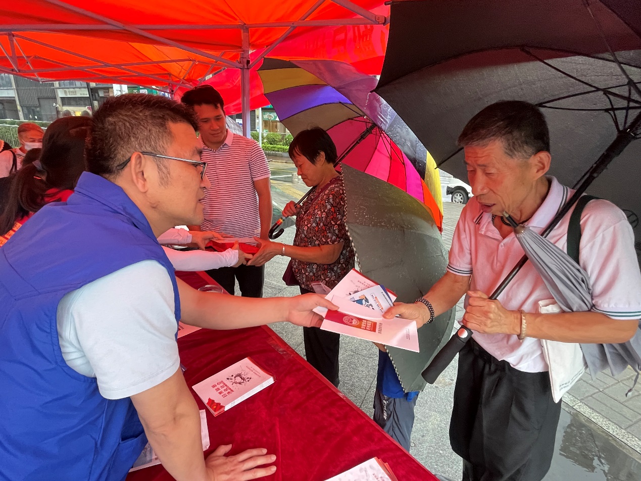 人大代表共参与，马峦街道禁毒宣传进小区