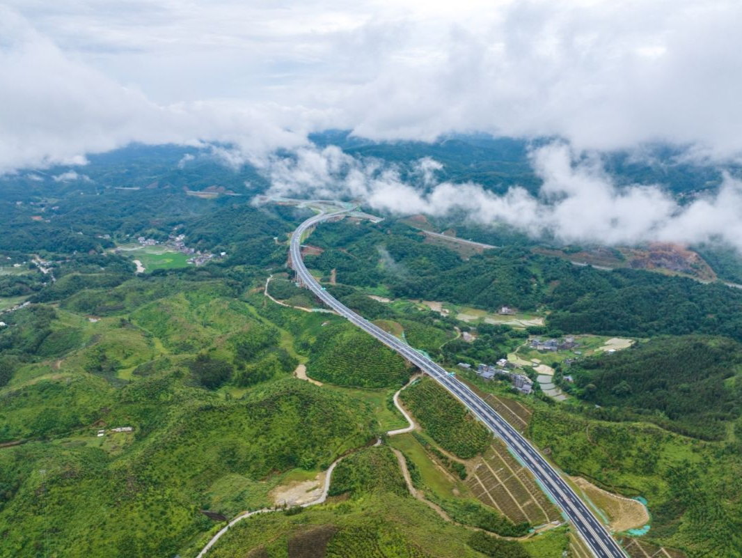 龙寻高速6月30日建成通车，清水混凝土服务区即将亮相