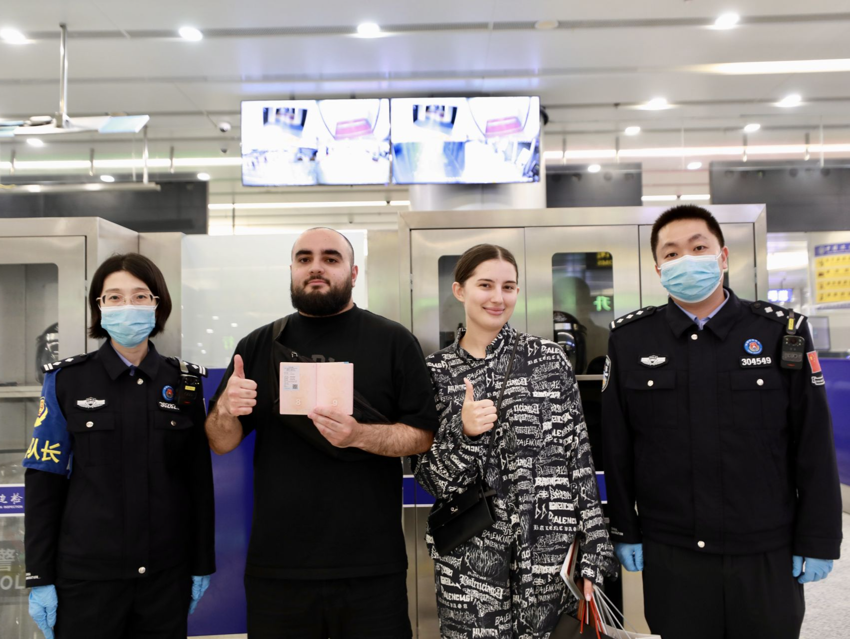 蛇口边检站签发邮轮新政策实施后广东首张临时入境许可