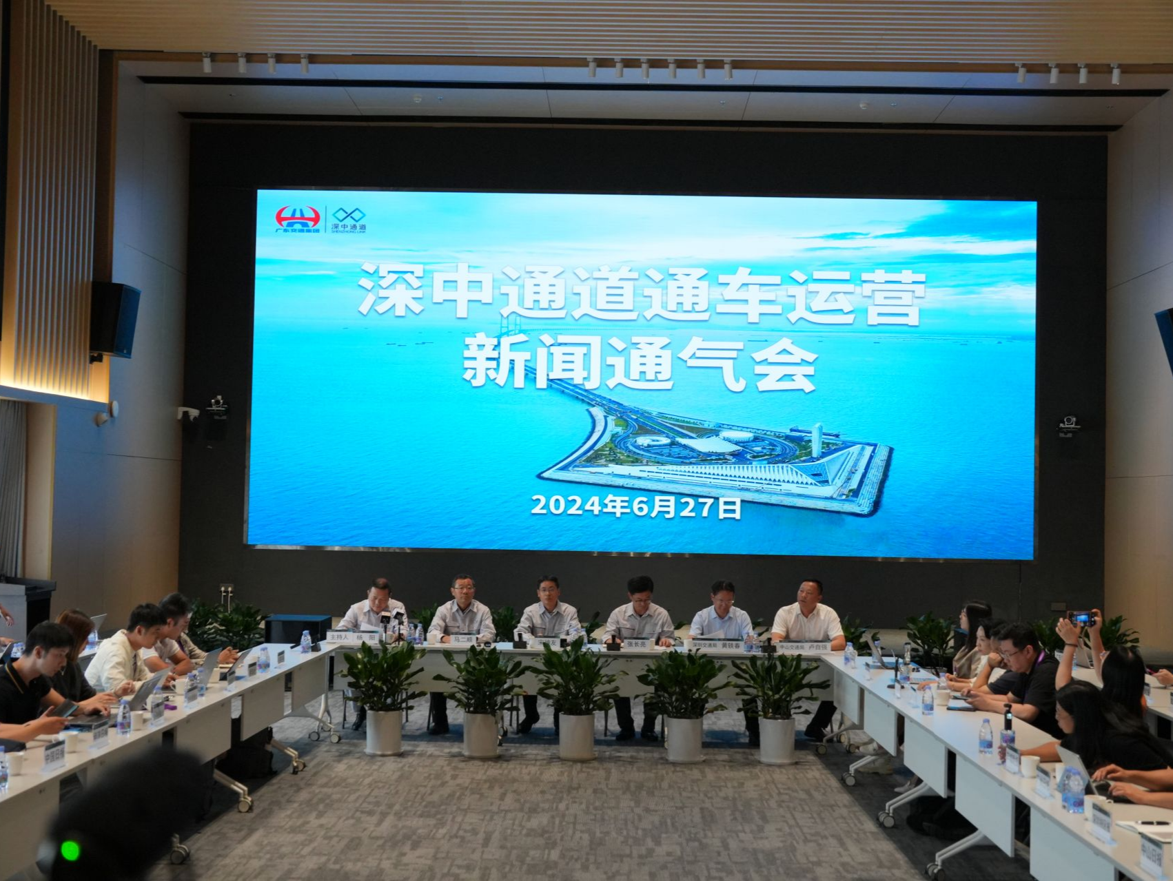 深中通道通车运营准备就绪 路政员、机器人已就位