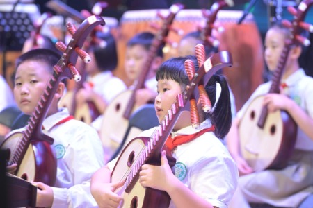 民乐进校园活动走进火炬高新区第八小学，吸引上千名学生观看