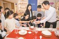 爱文学校10余名外籍学子在深圳感受国瓷文化