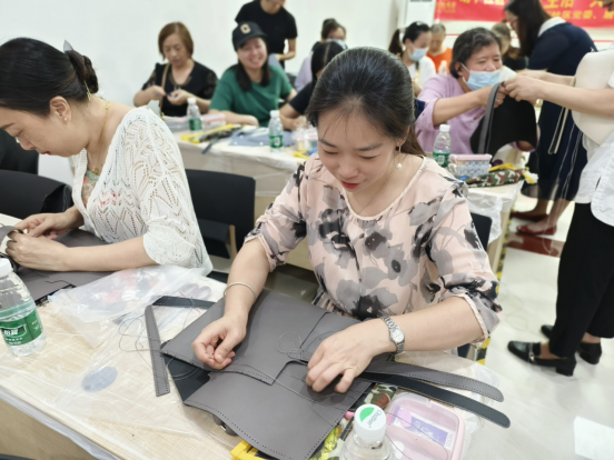 朗下社区开展女性手工活动