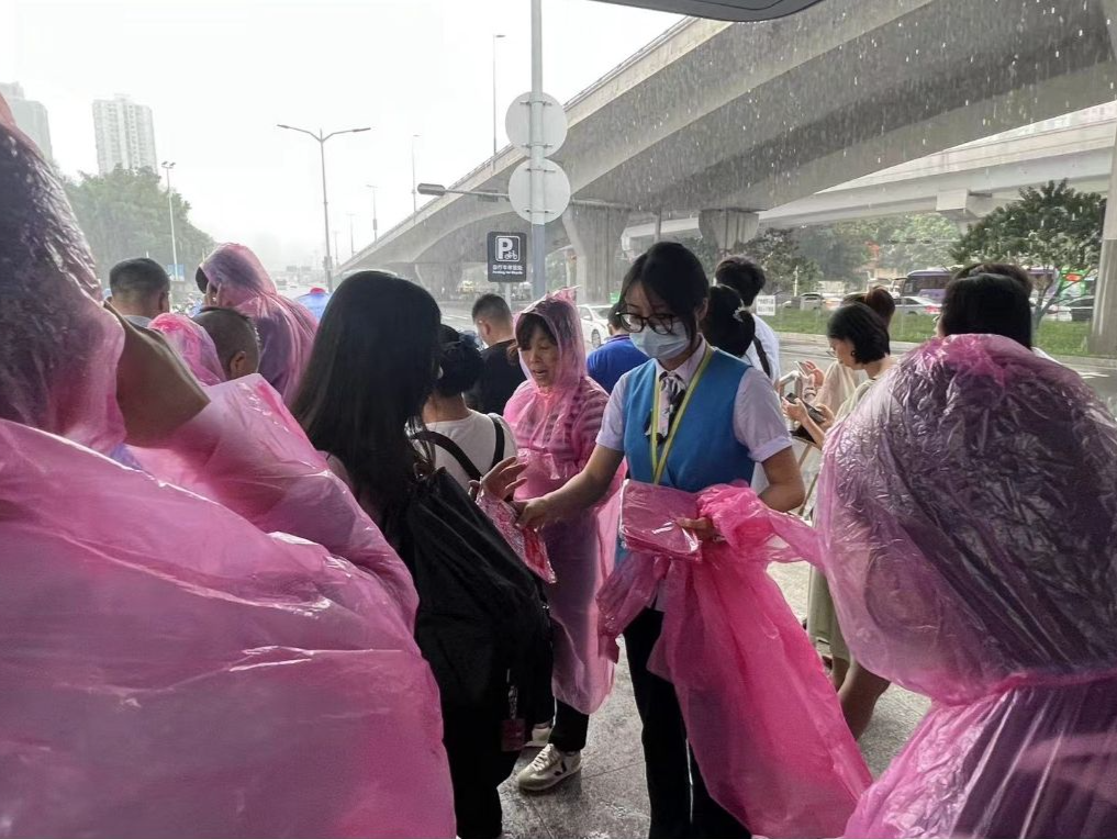 深圳地铁“爱心雨衣”出圈，这座城市处处充满暖意