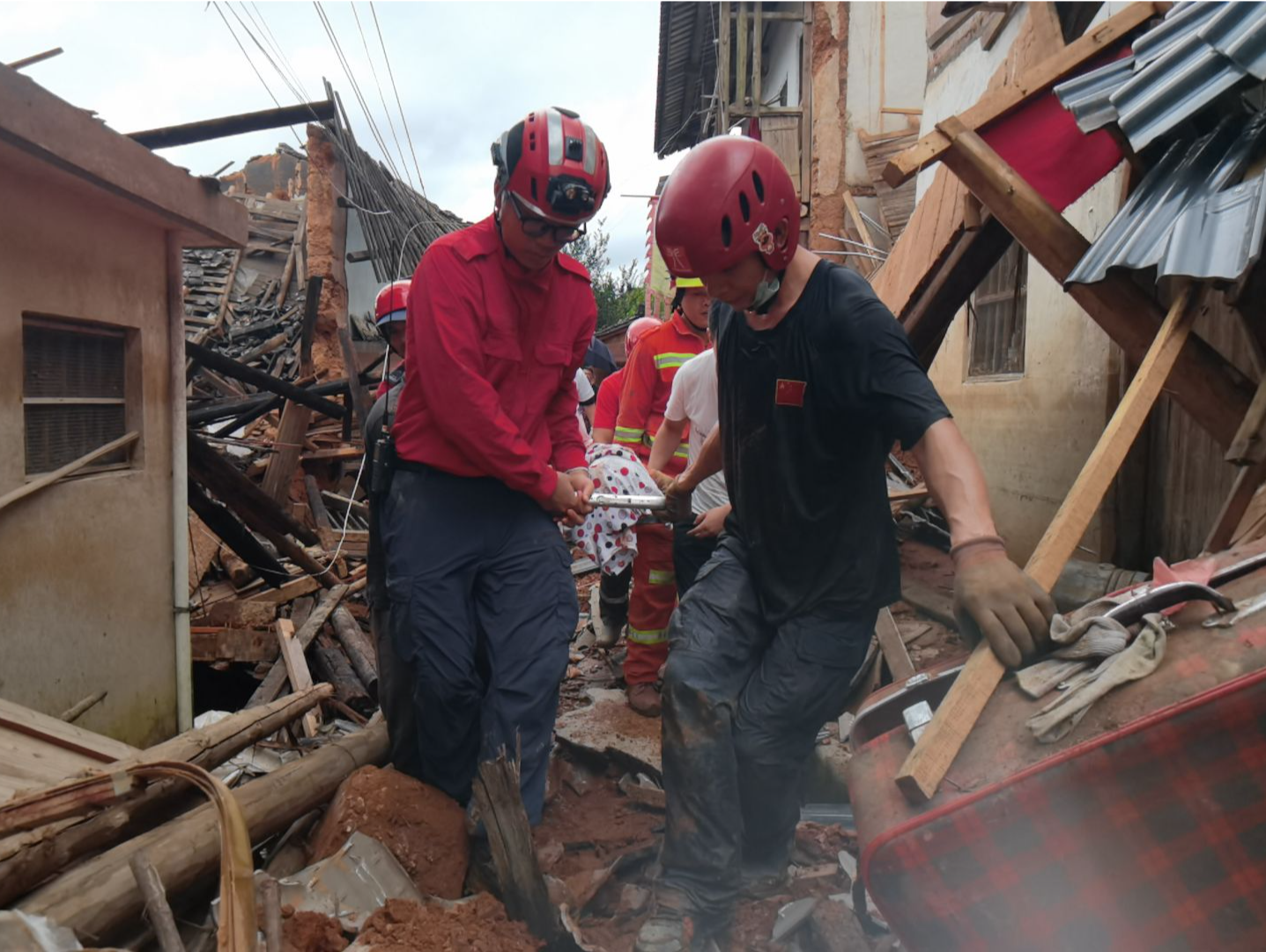 被倒塌建筑埋压46小时，梅州61岁村民成功获救