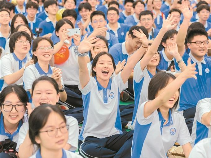 心理健康与生涯教育指导教师对考生说：与“成绩”握手言和 逐梦启航正当时