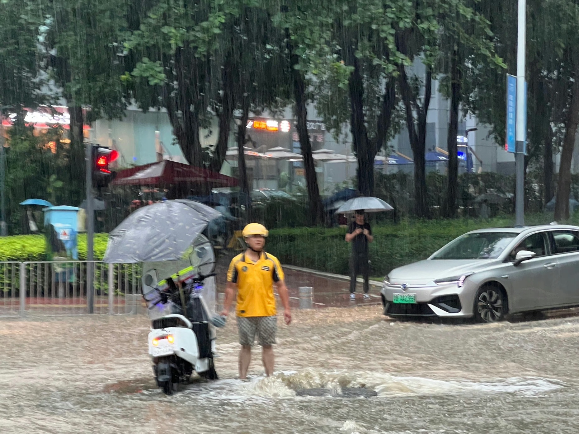 点赞！暴雨中，深圳外卖小哥守护在被冲开的井盖旁