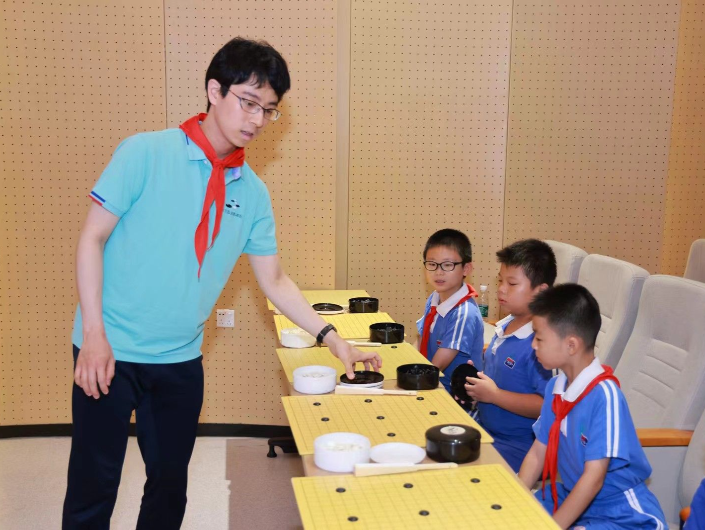 四大职业高手深圳实验学校车轮战，推动深圳市“围棋进校园”战略实施