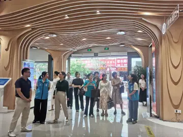 喀什市民政局及社工机构代表参观翠竹街道社工站