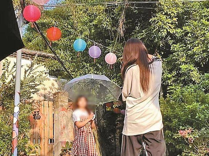 “拍照搭子”火了！花钱买来的“陪拍”，到底香不香？