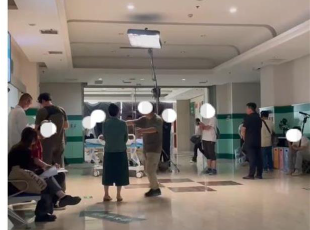 剧组在ICU拍短剧竟让患者家属“哭小声点”，医院不是片场，岂容“小牌大耍”！